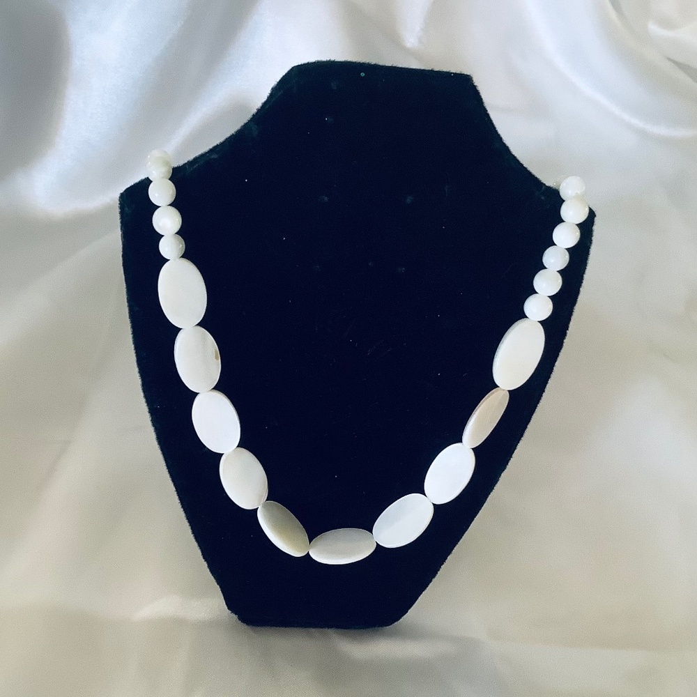 Elegant Mother of Pearl Choker Necklace NWT